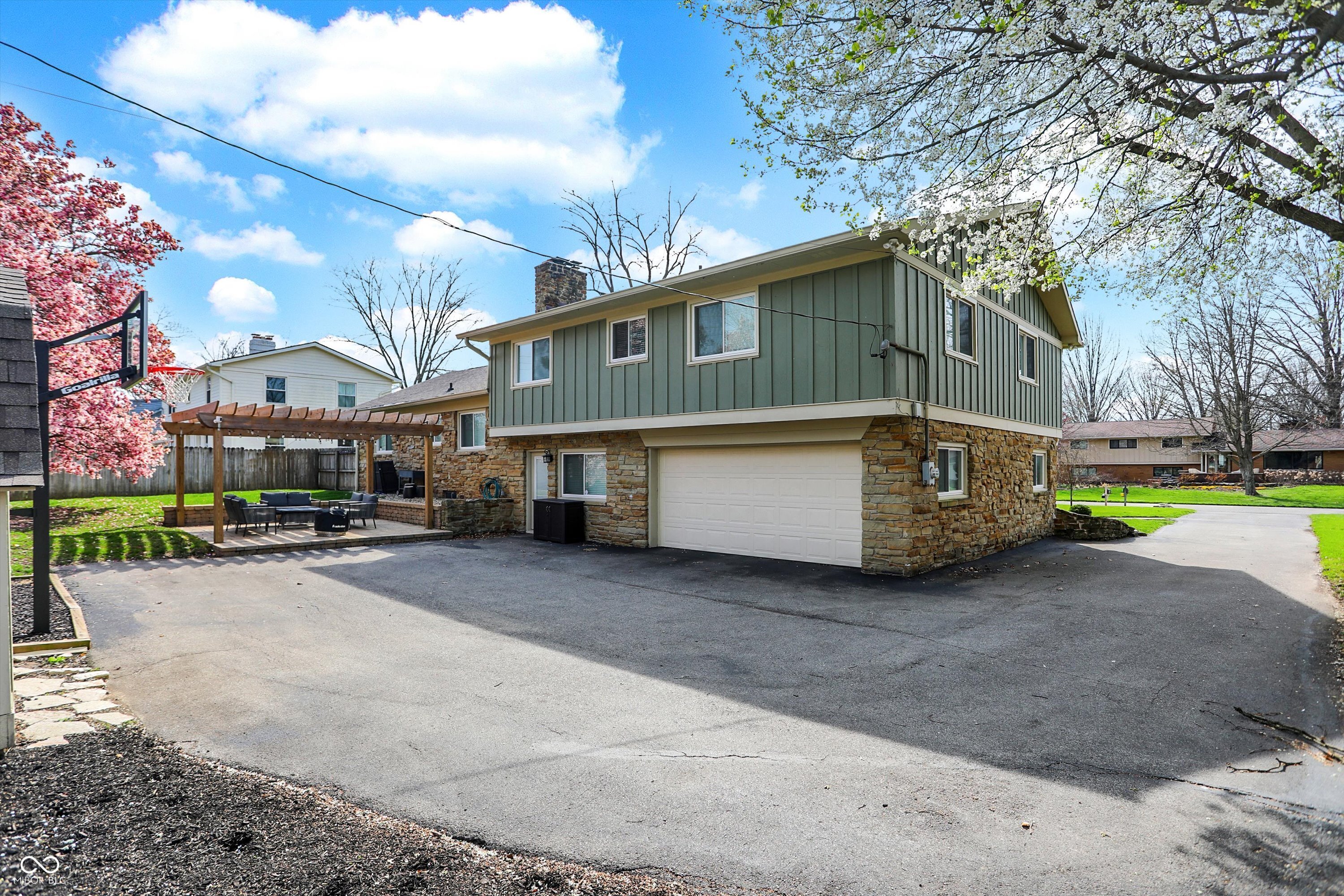 6377 Green Leaves Road
