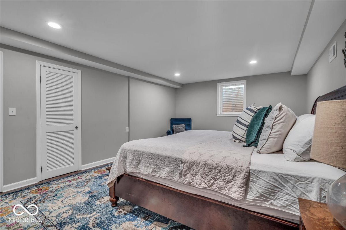 5850 E 54th Place