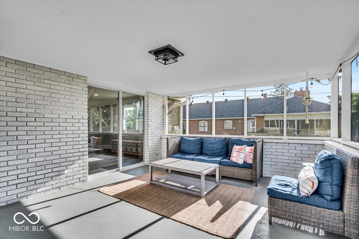 5850 E 54th Place