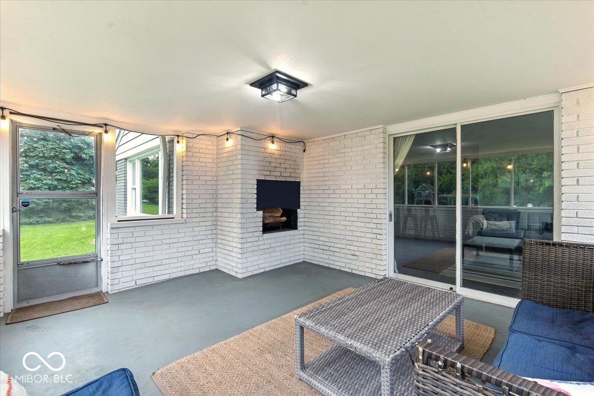 5850 E 54th Place