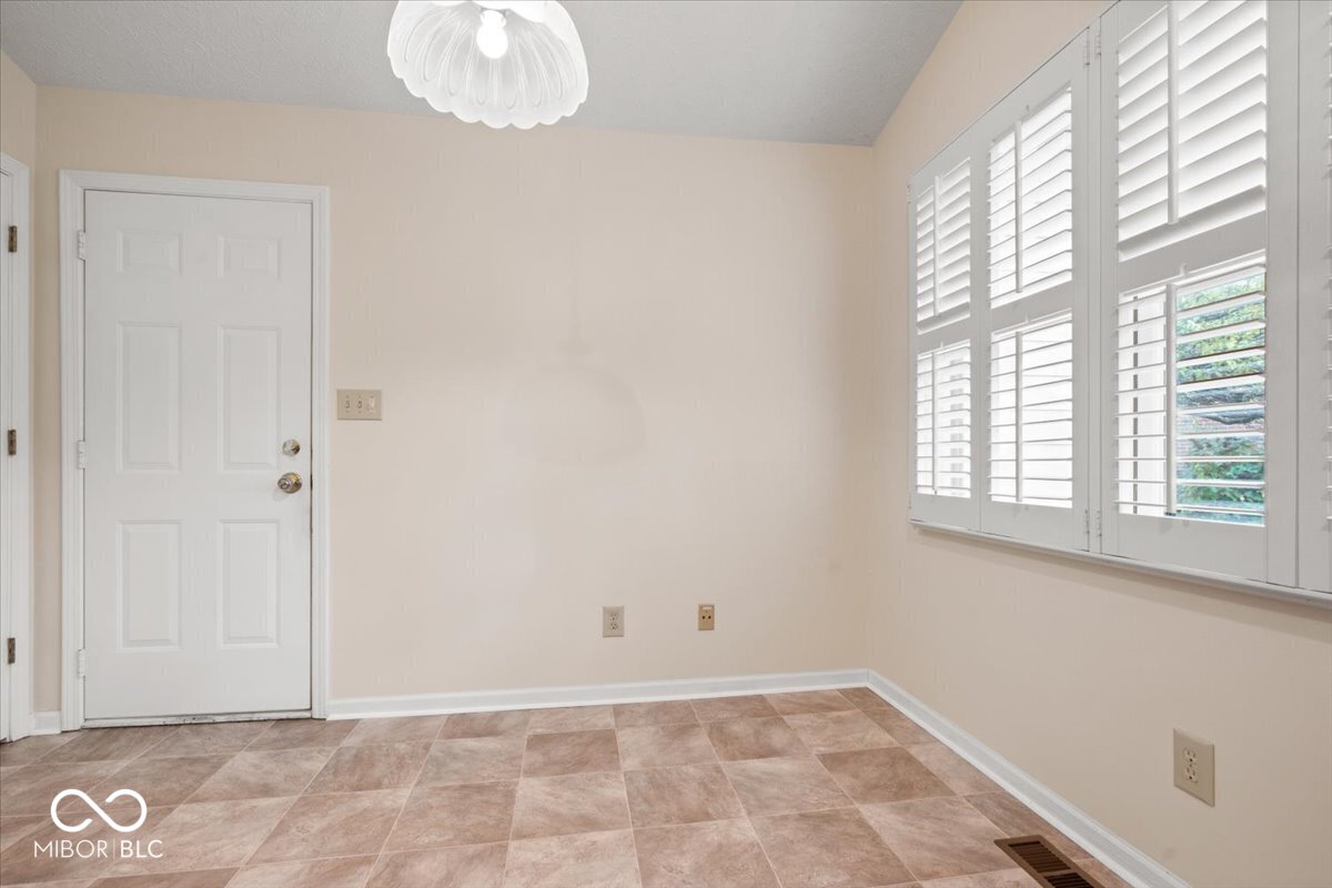 5214 Greenwillow Court Unit: 27