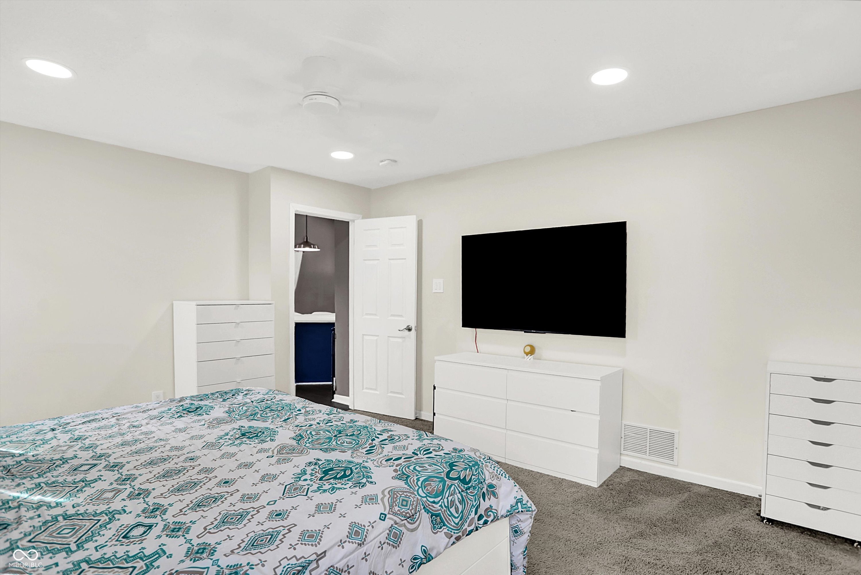 6205 Glebe Drive
