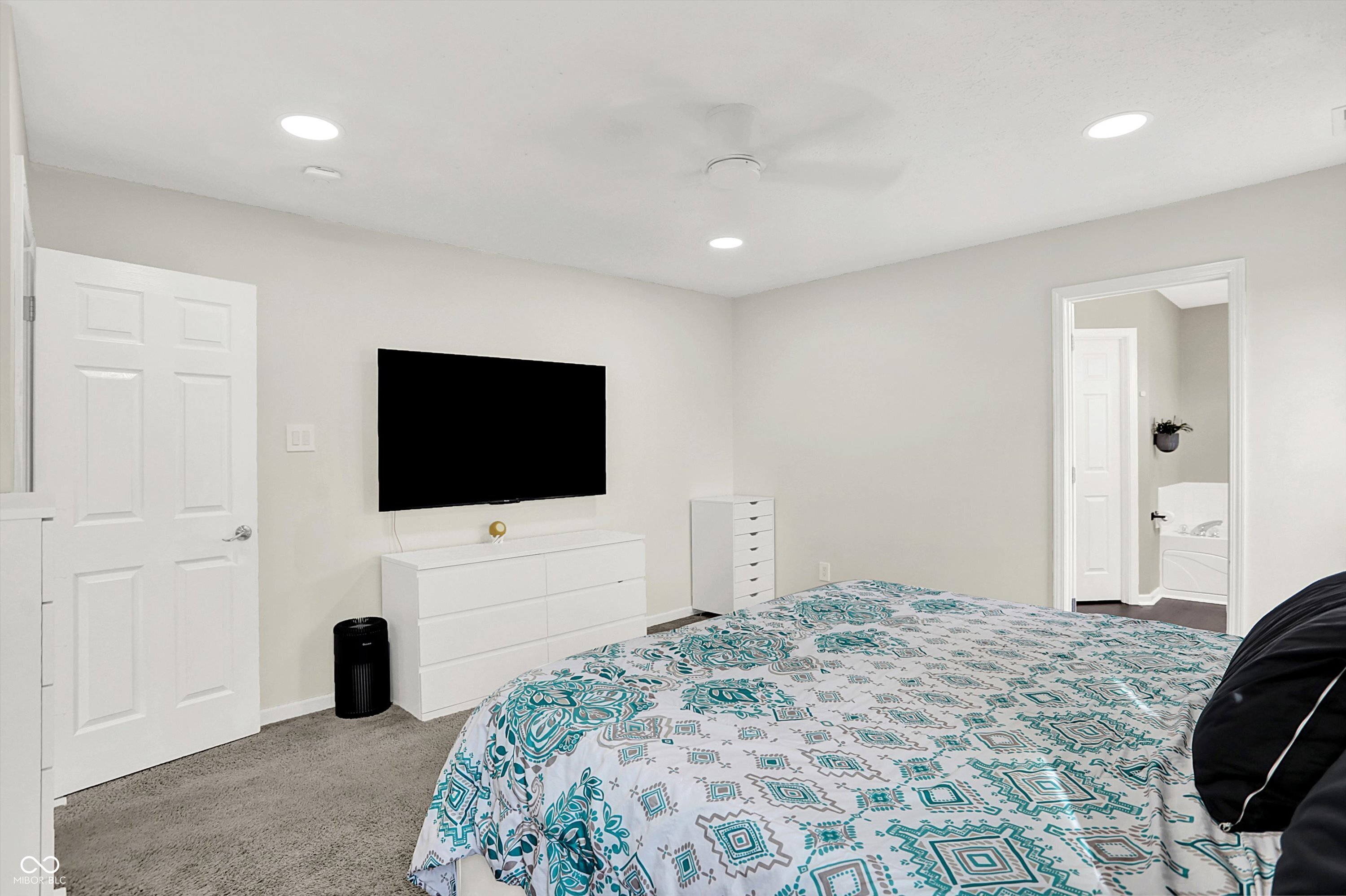 6205 Glebe Drive