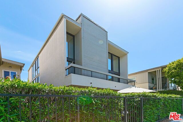 1910 Pacific AVE