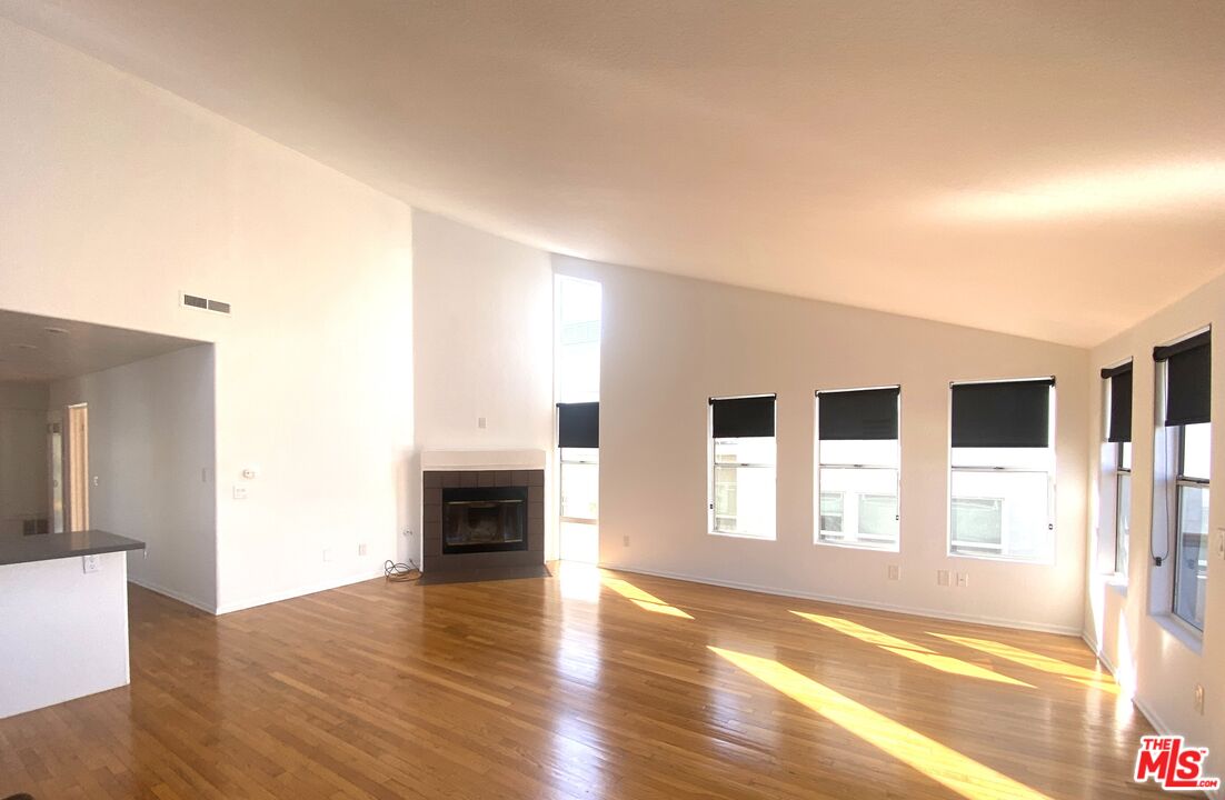 39 Clubhouse Ave Unit: B