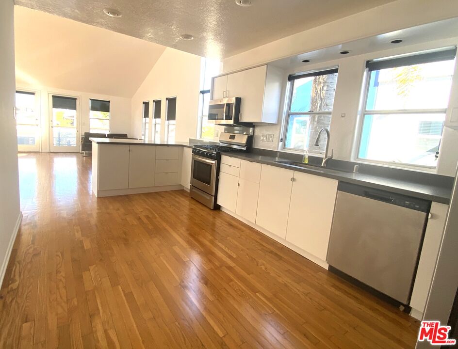 39 Clubhouse Ave Unit: B