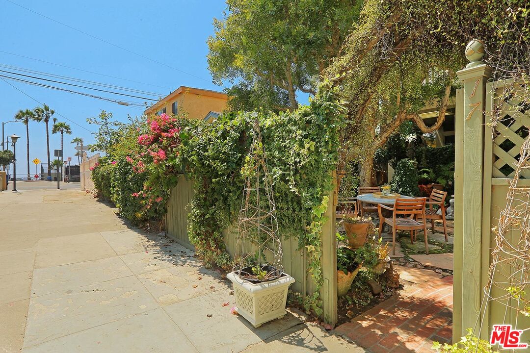 17 20TH AVE Unit: B