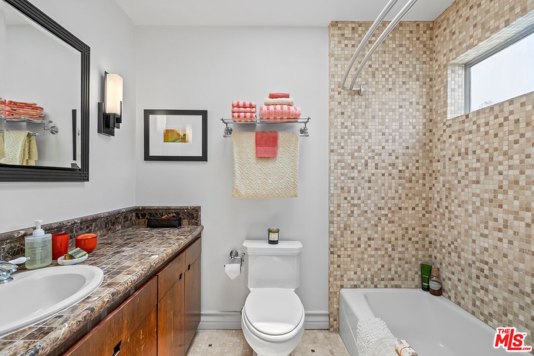 17 20th Ave Unit: B