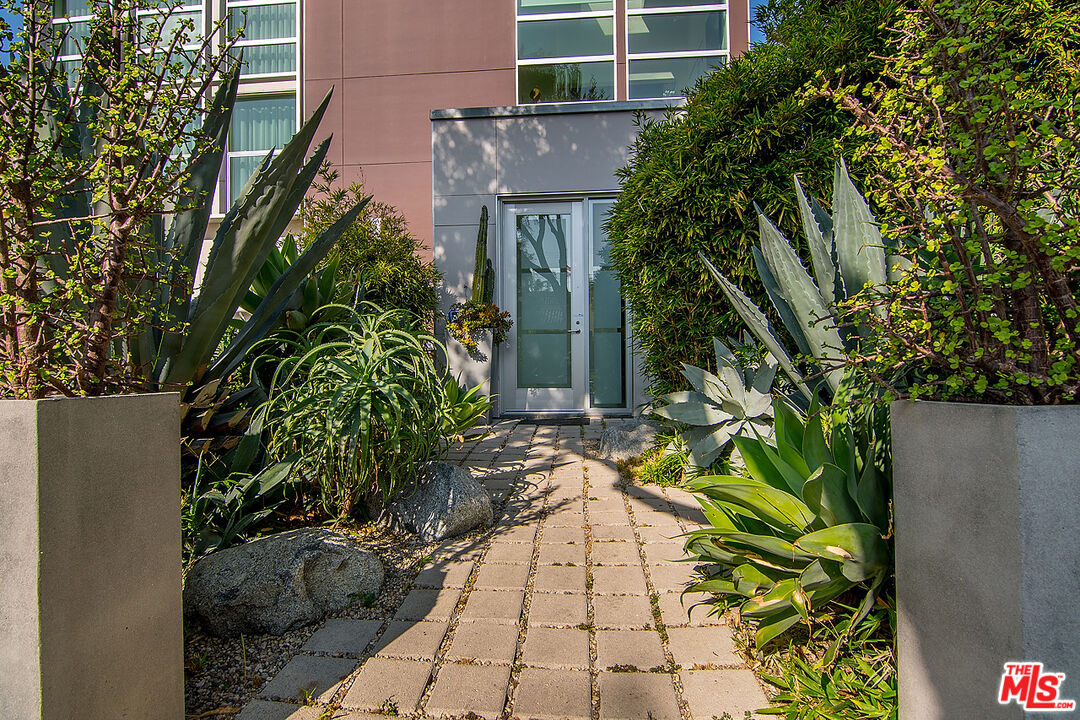711 WESTBOURNE DR