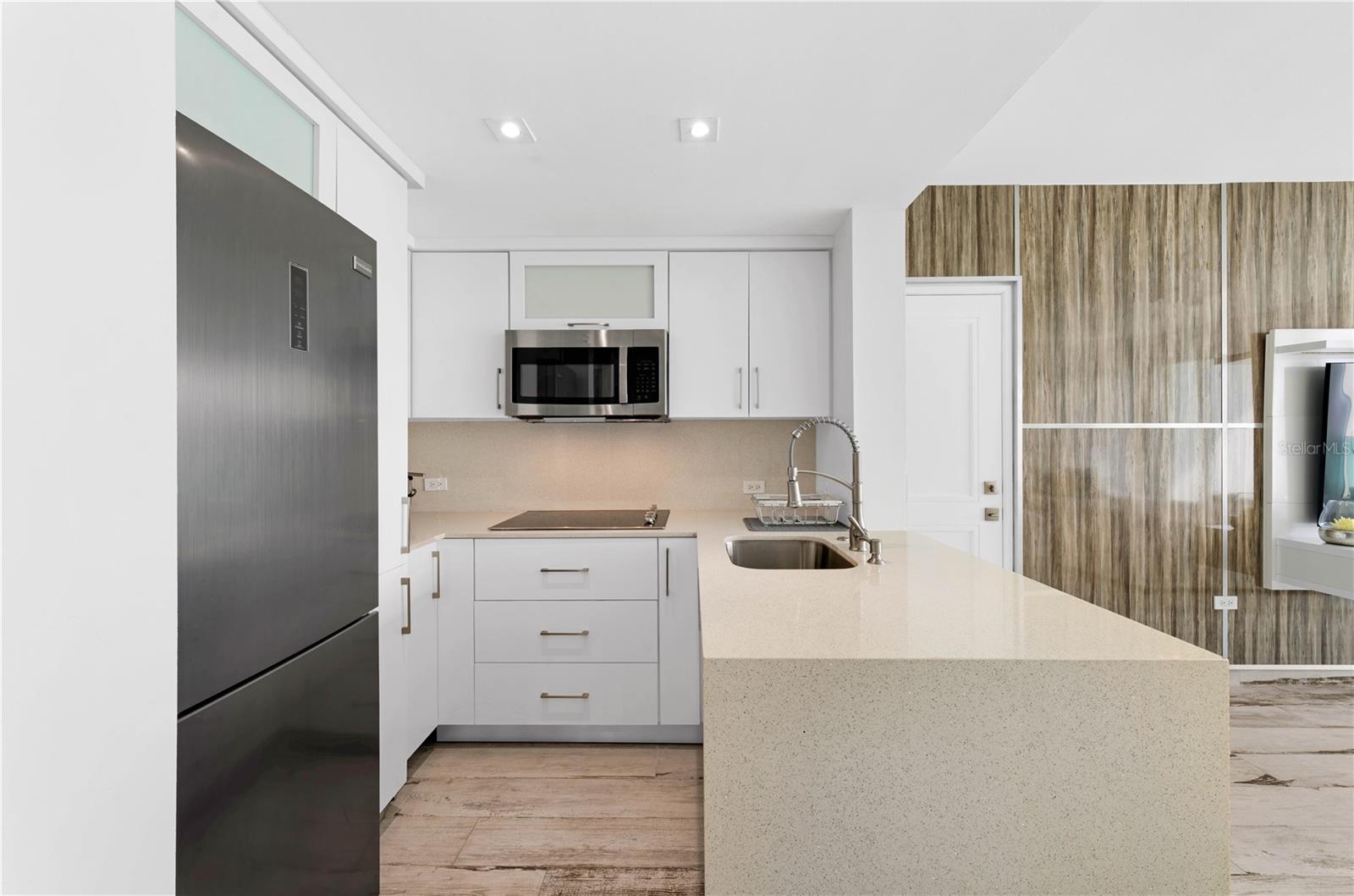 1 LOS ROSALES ST #7222-7223