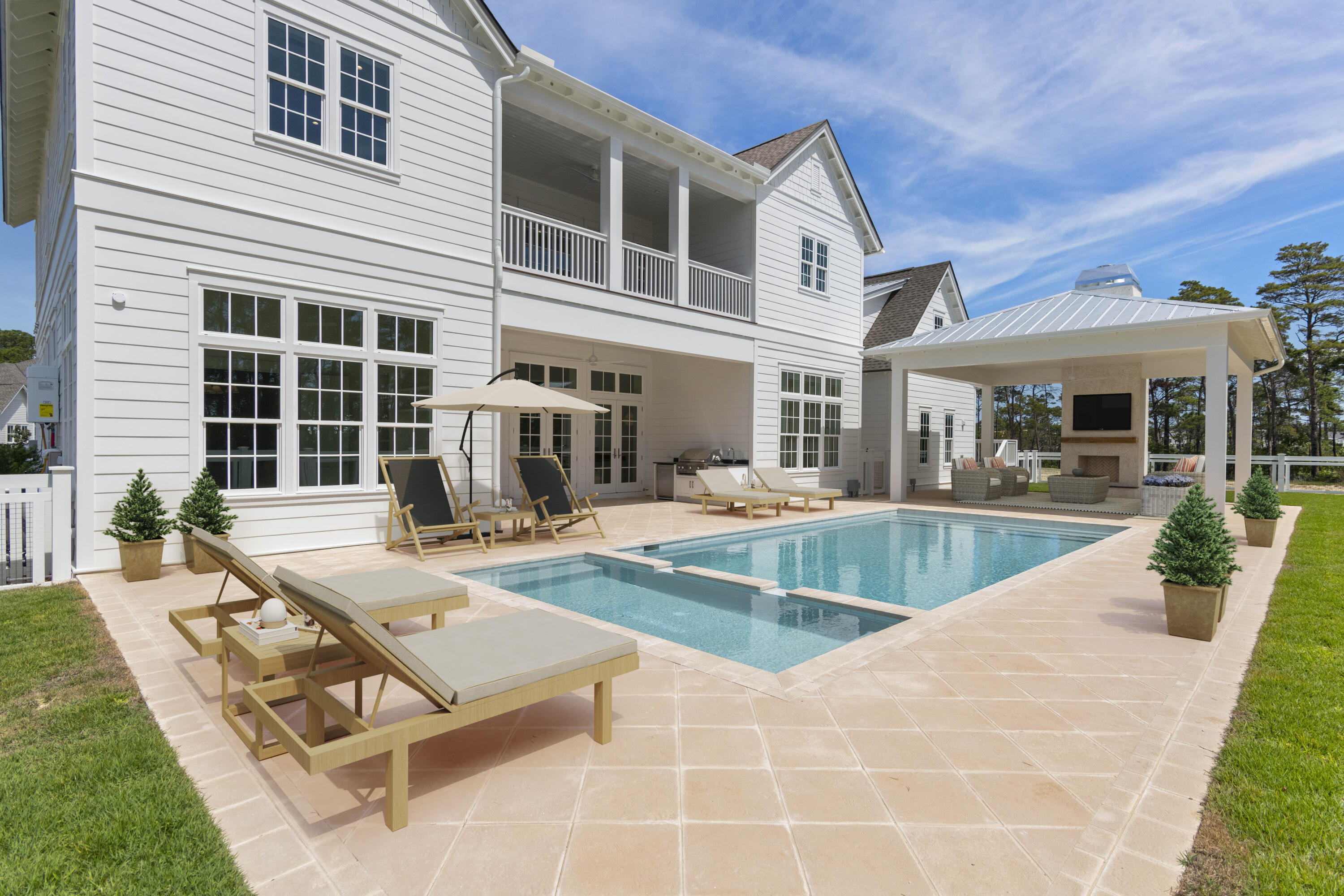 130 E Elliot Way
