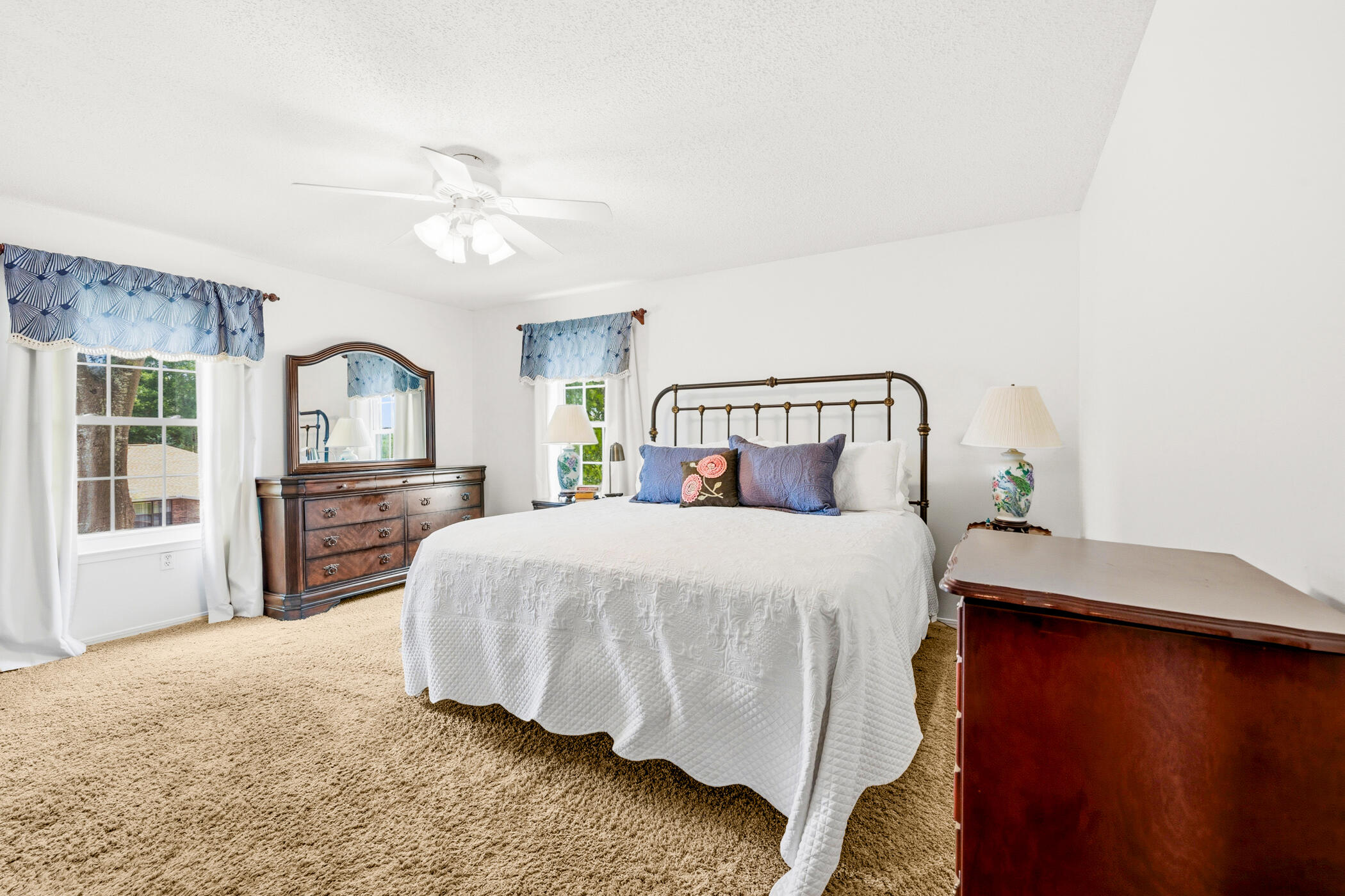 610 W Lynn Brook