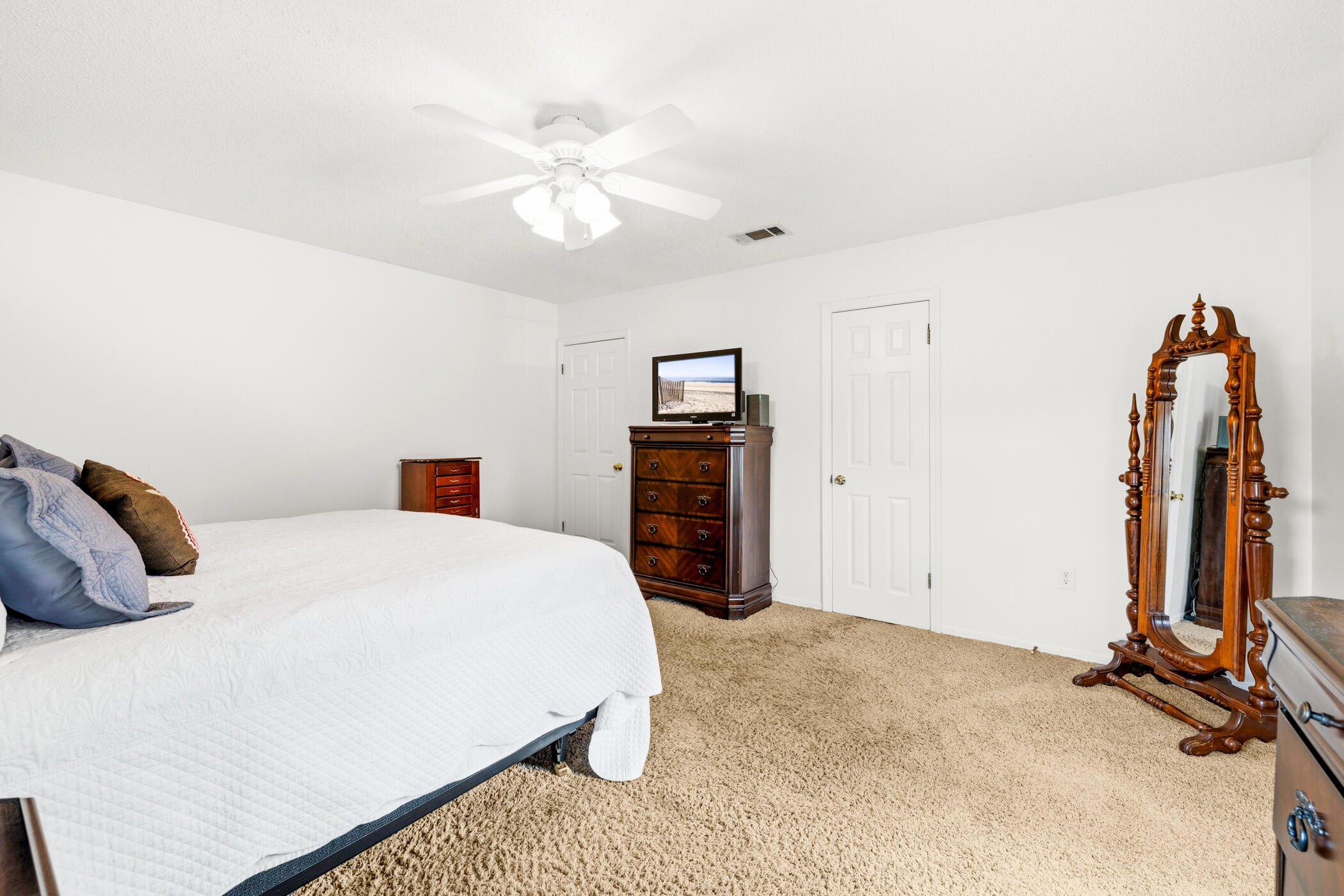 610 W Lynn Brook