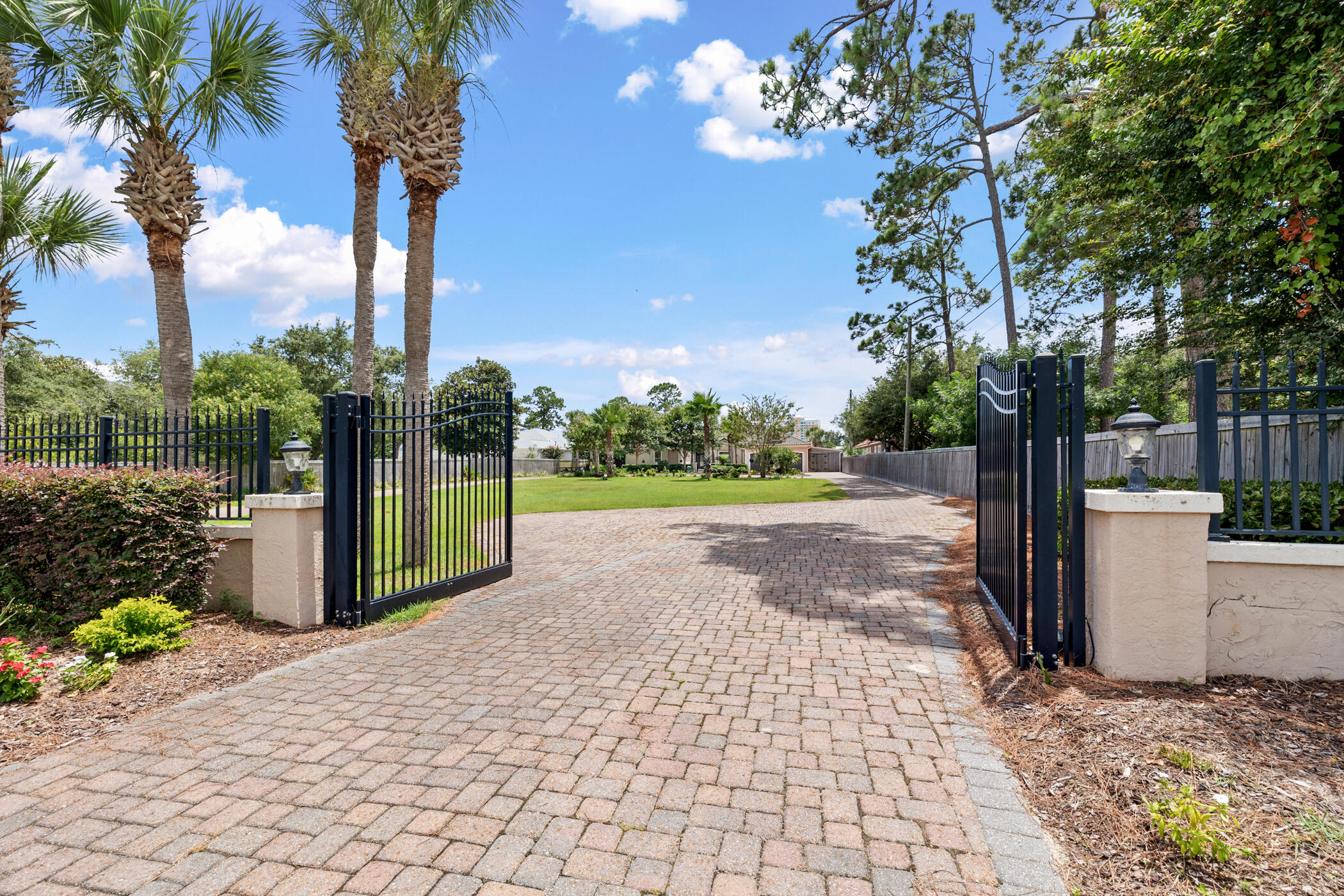 8203 N Lagoon Drive