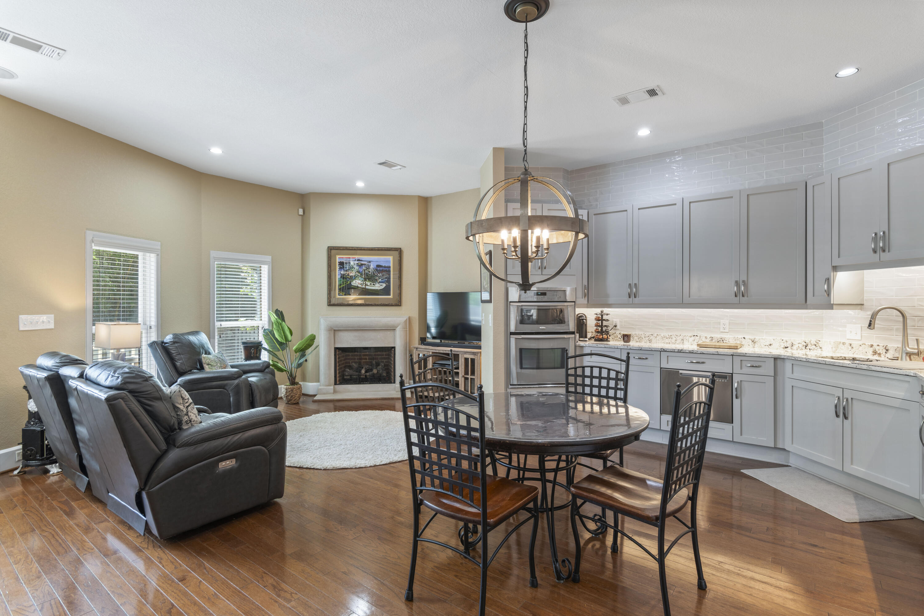 207 W Jackson Street 11