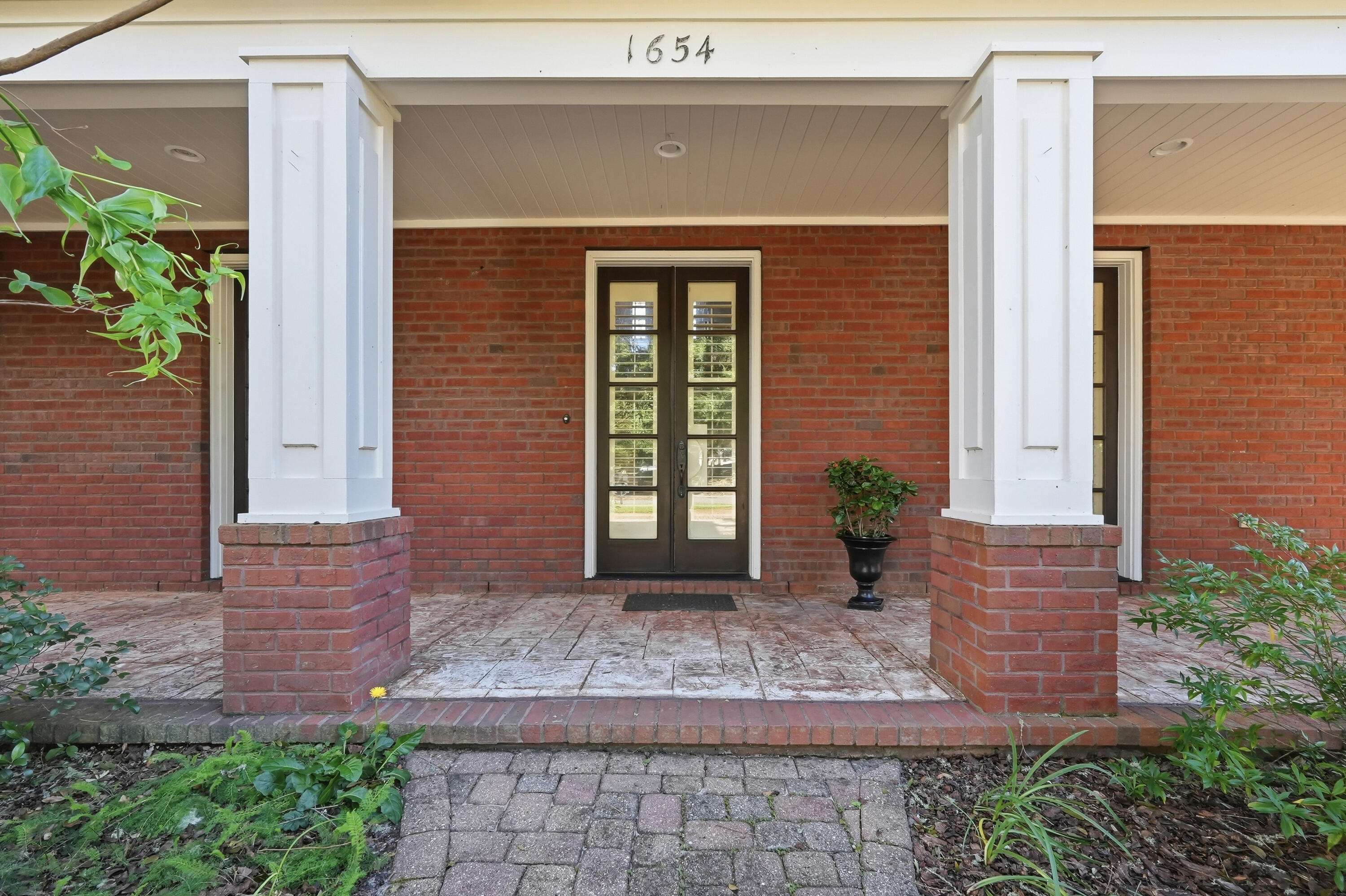 1654 Saint Lawrence Drive