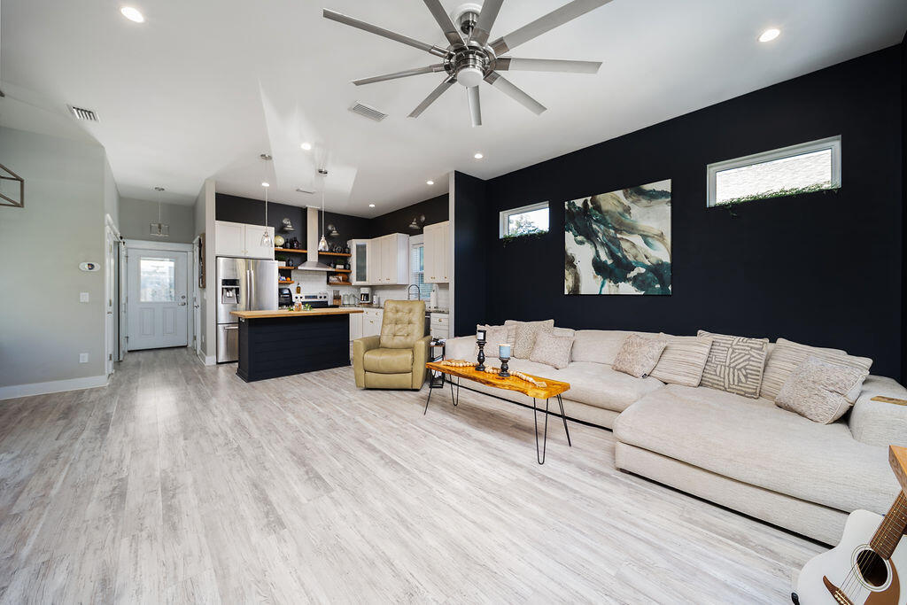 415 E Gonzalez Street