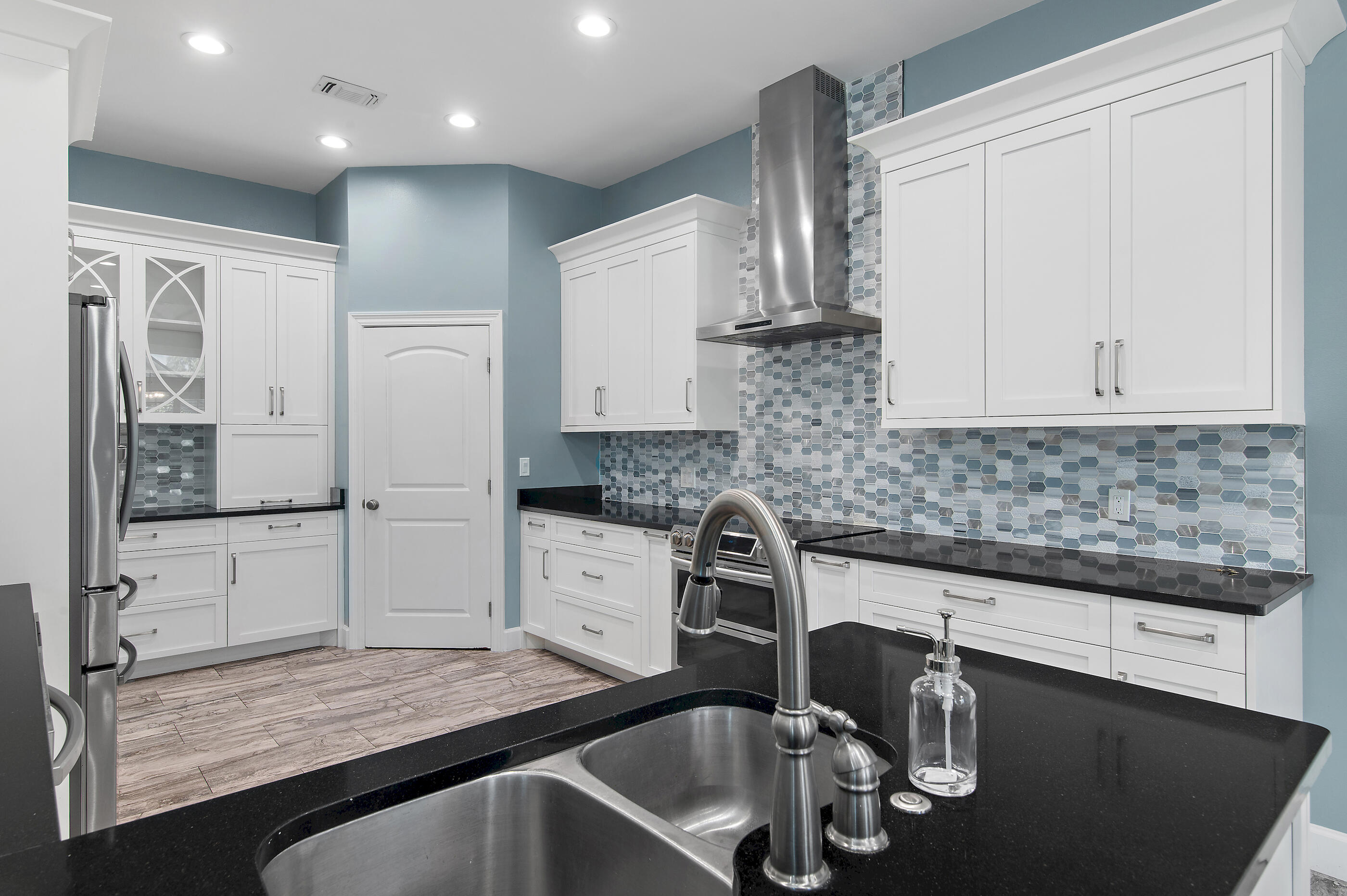 138 W Country Club Drive