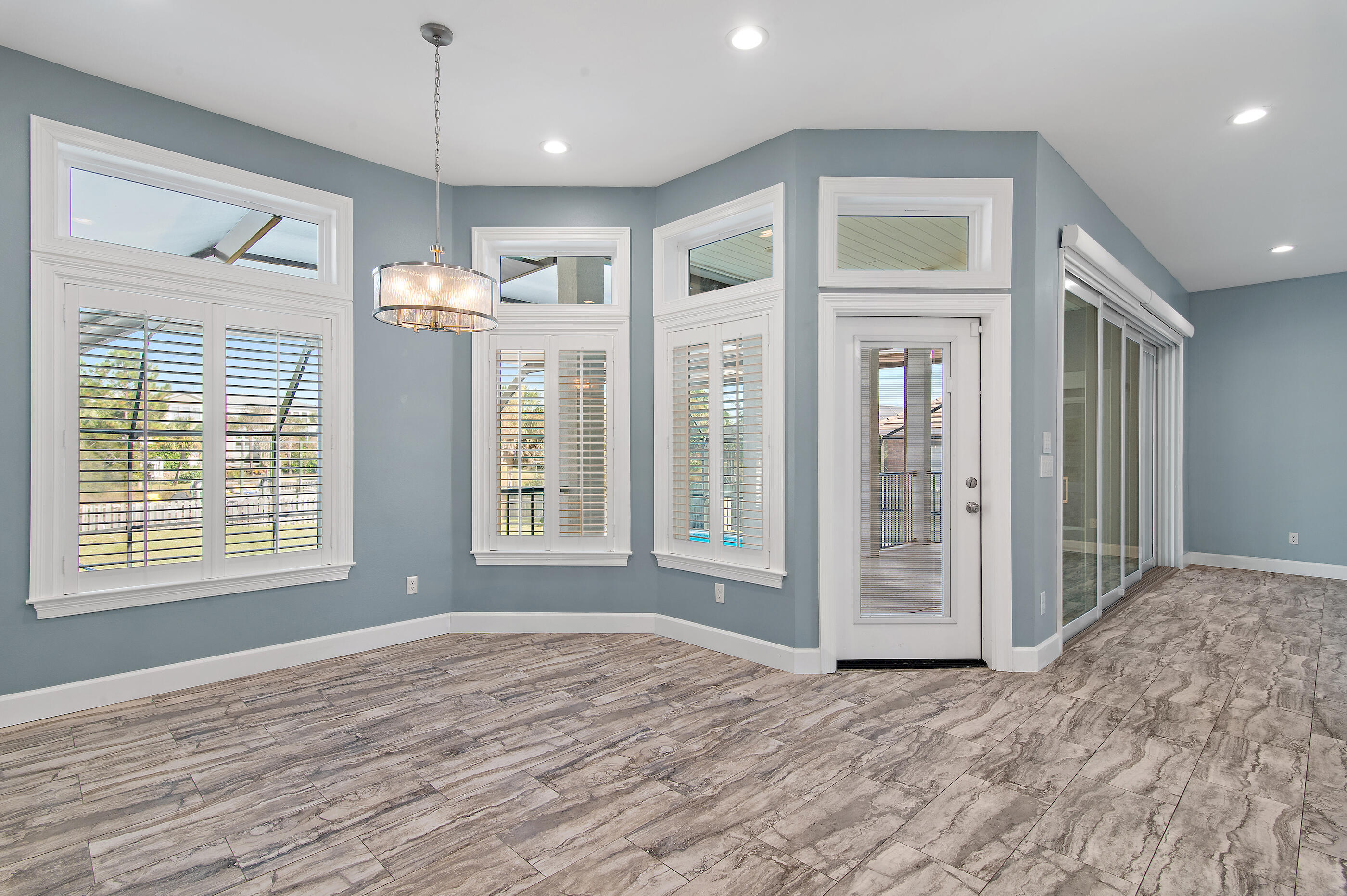 138 W Country Club Drive