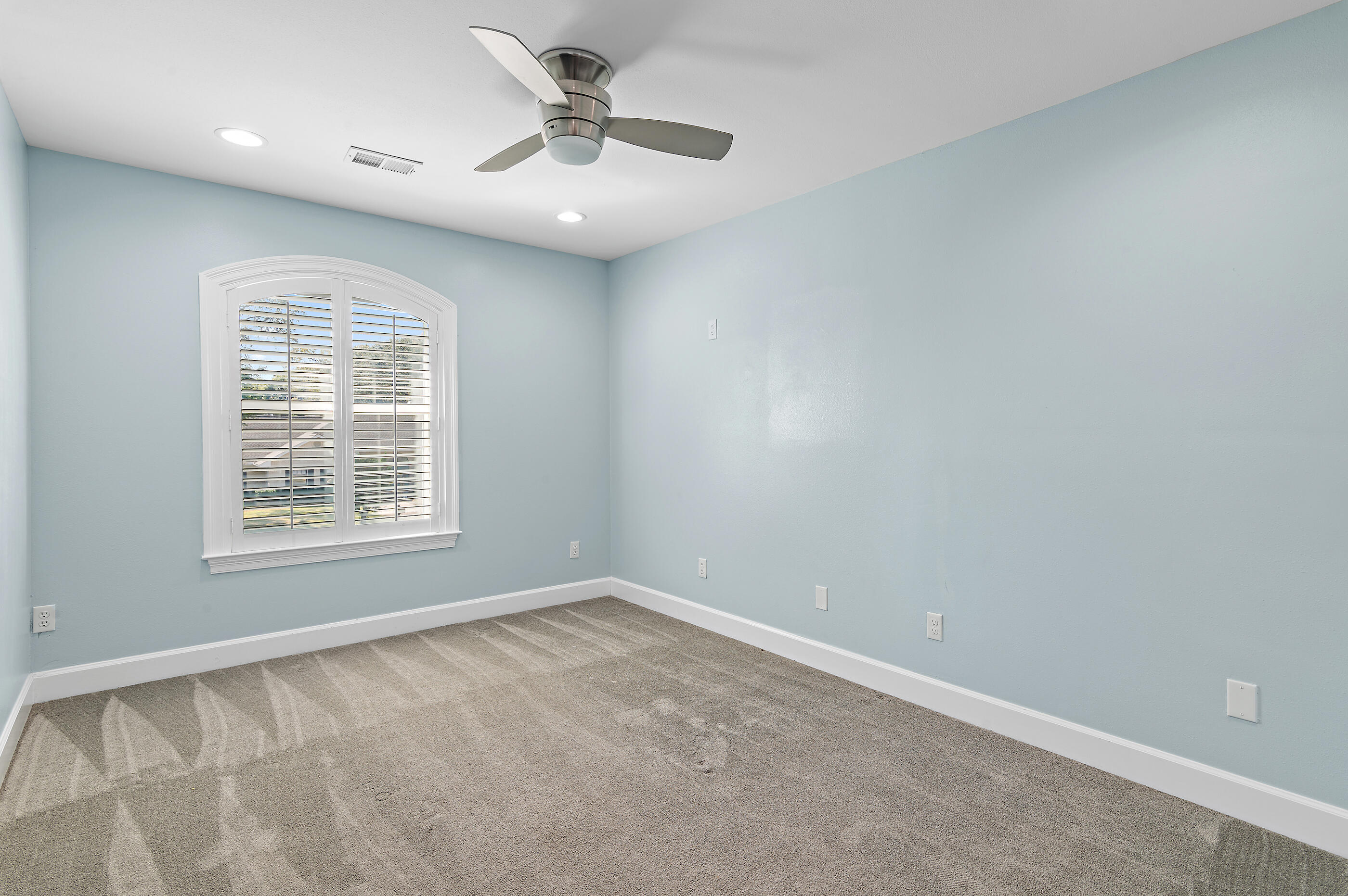 138 W Country Club Drive