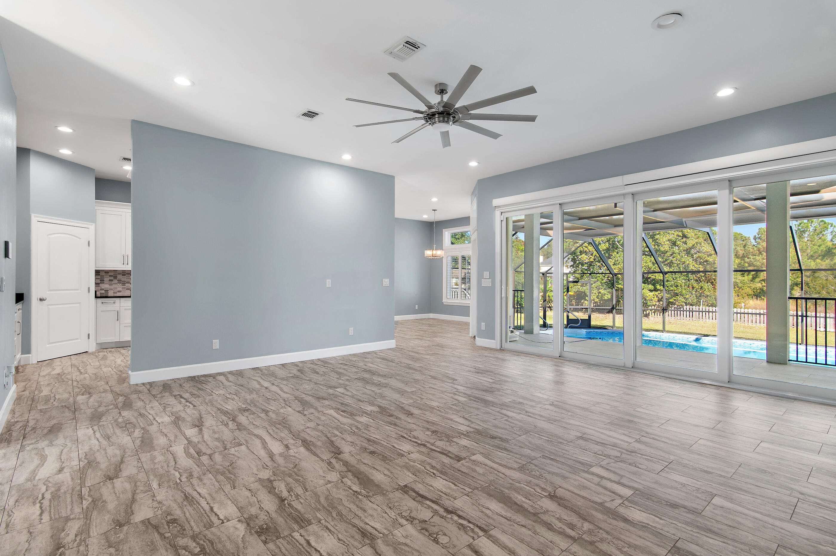 138 W Country Club Drive