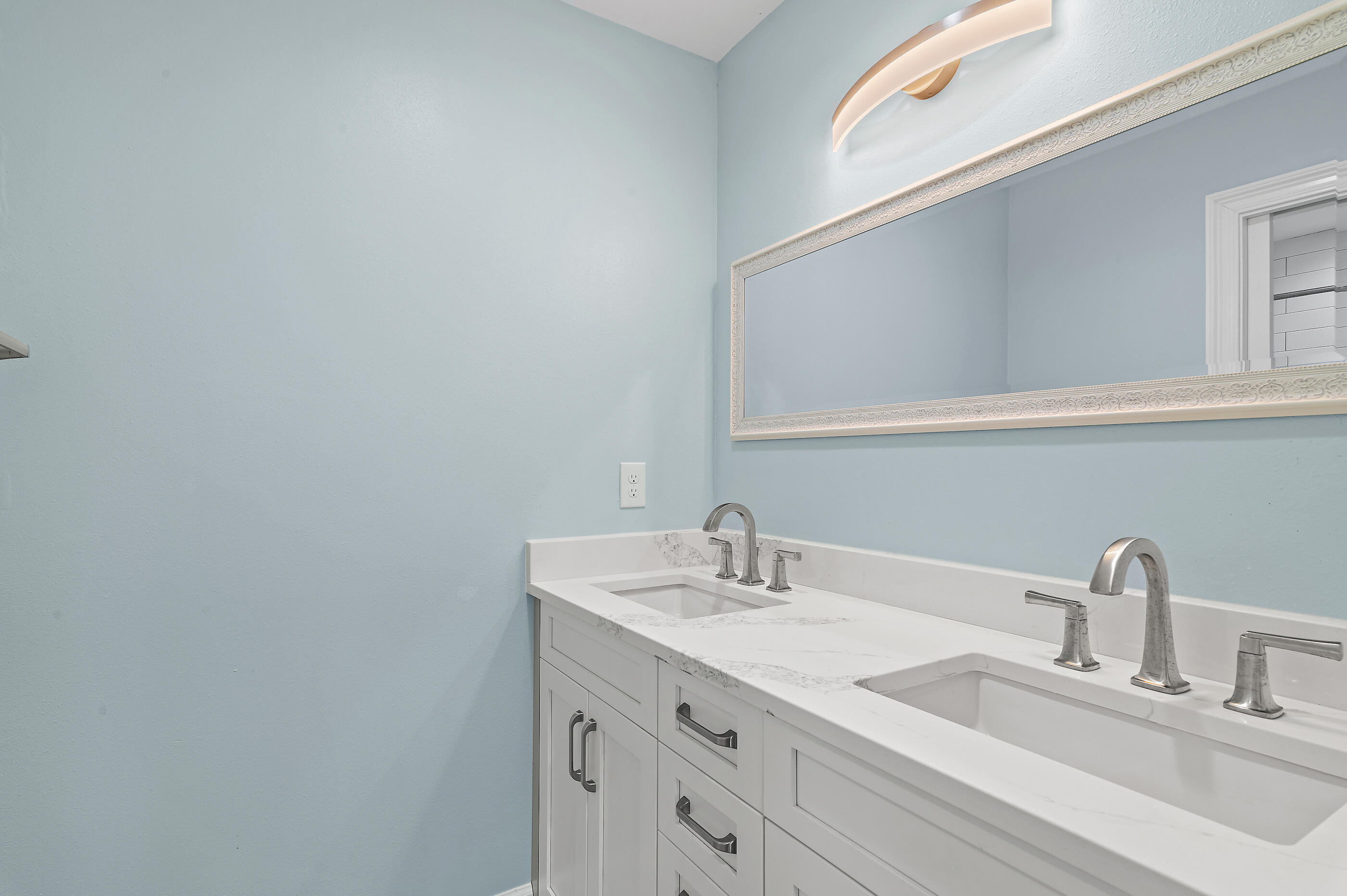 138 W Country Club Drive