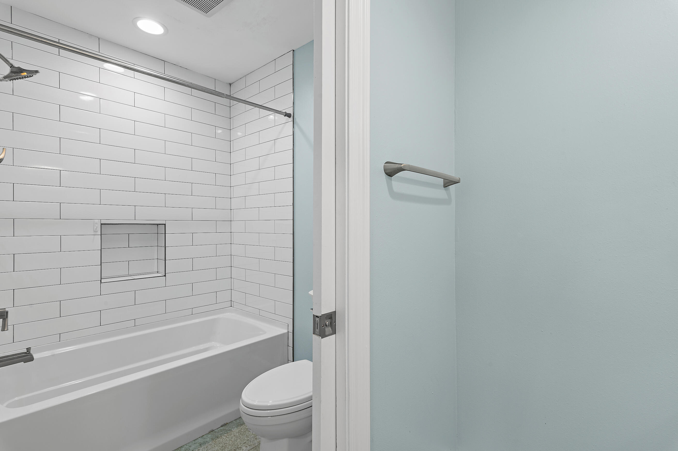 138 W Country Club Drive