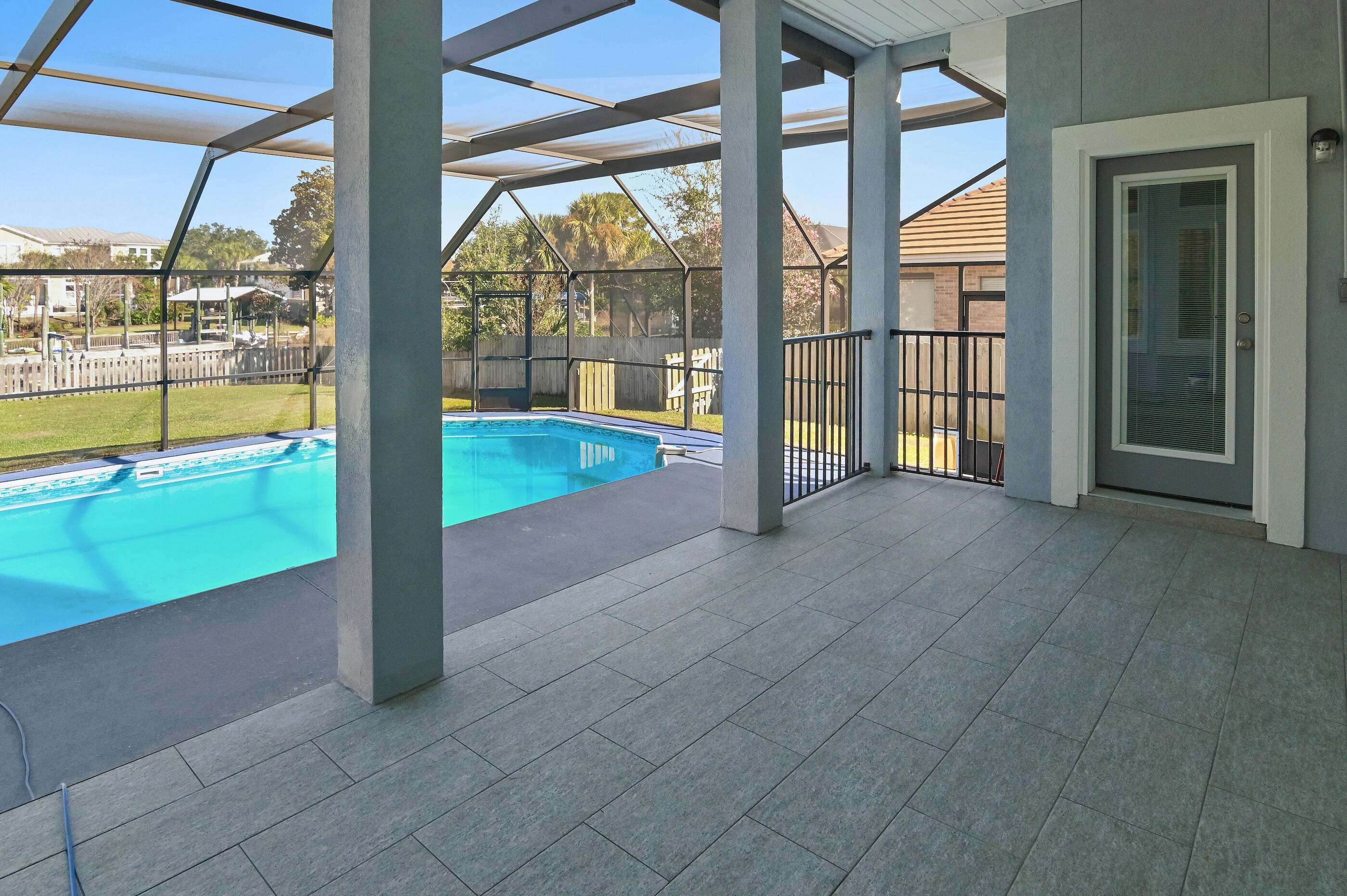 138 W Country Club Drive