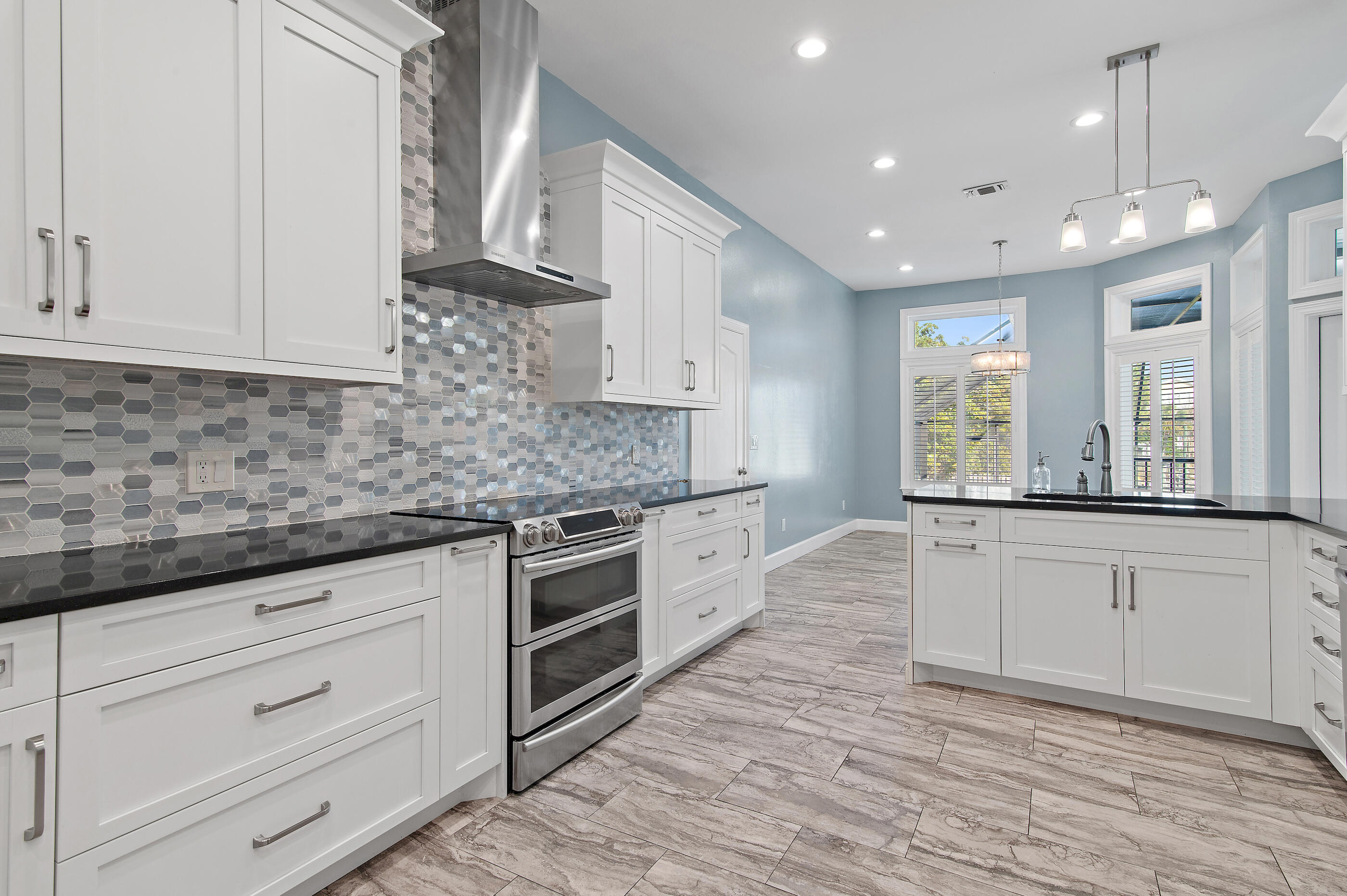 138 W Country Club Drive