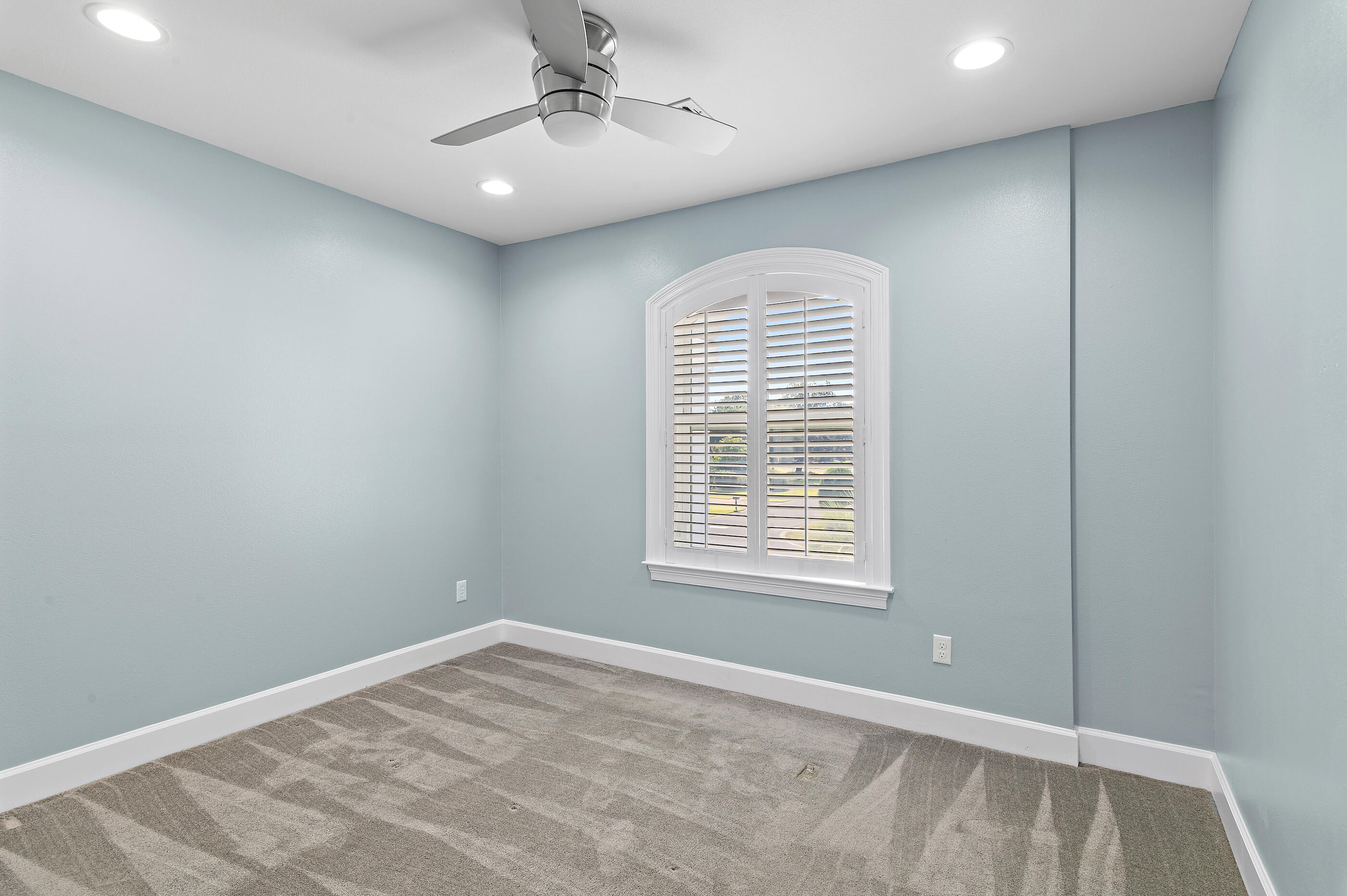 138 W Country Club Drive