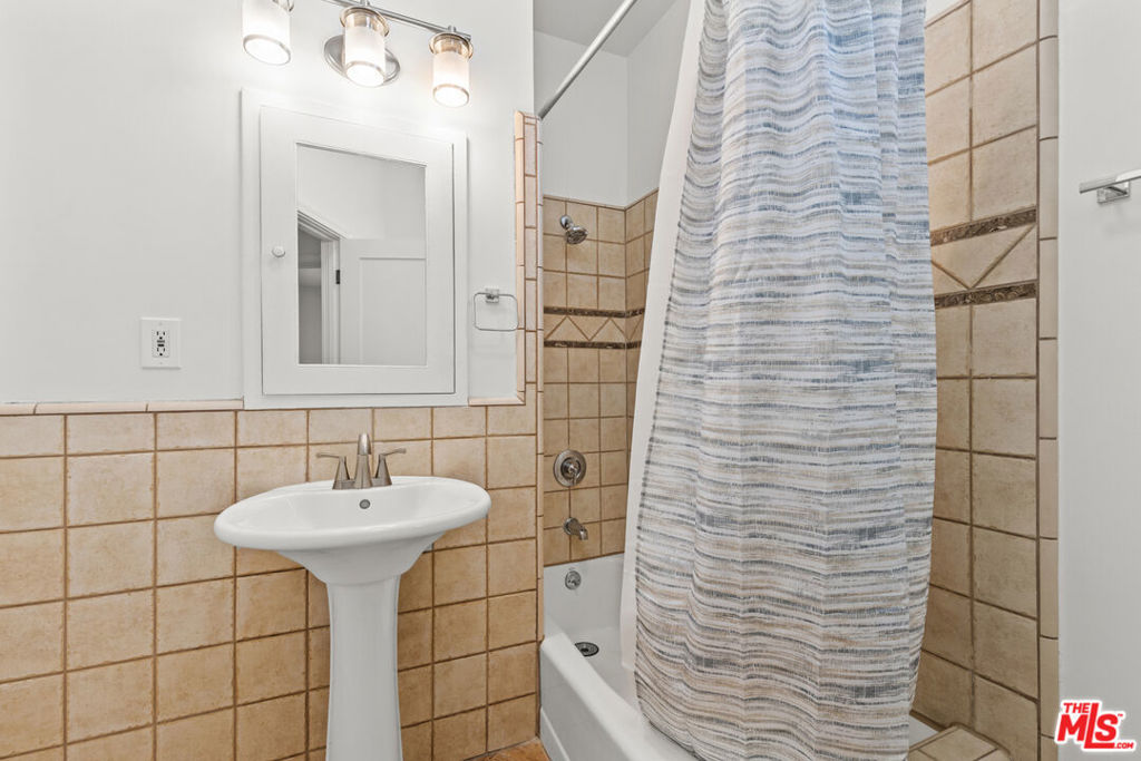 5621 S Mullen Avenue