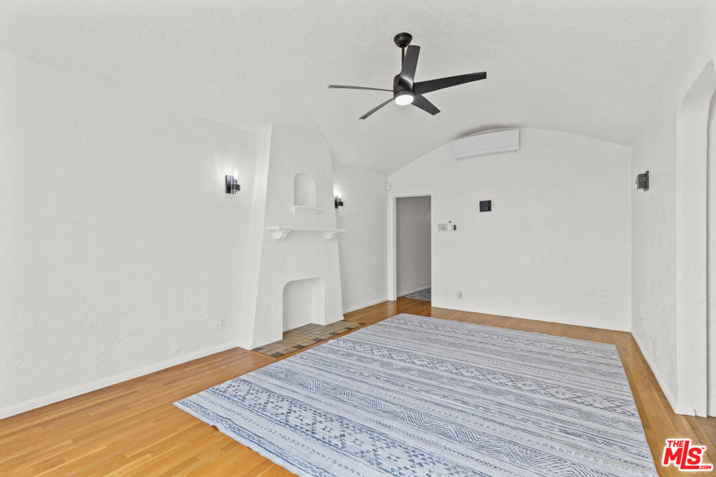 5621 S Mullen Avenue