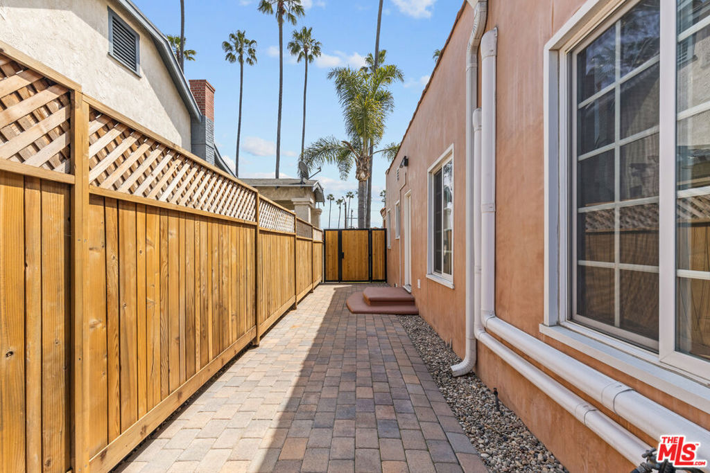 5621 S Mullen Avenue