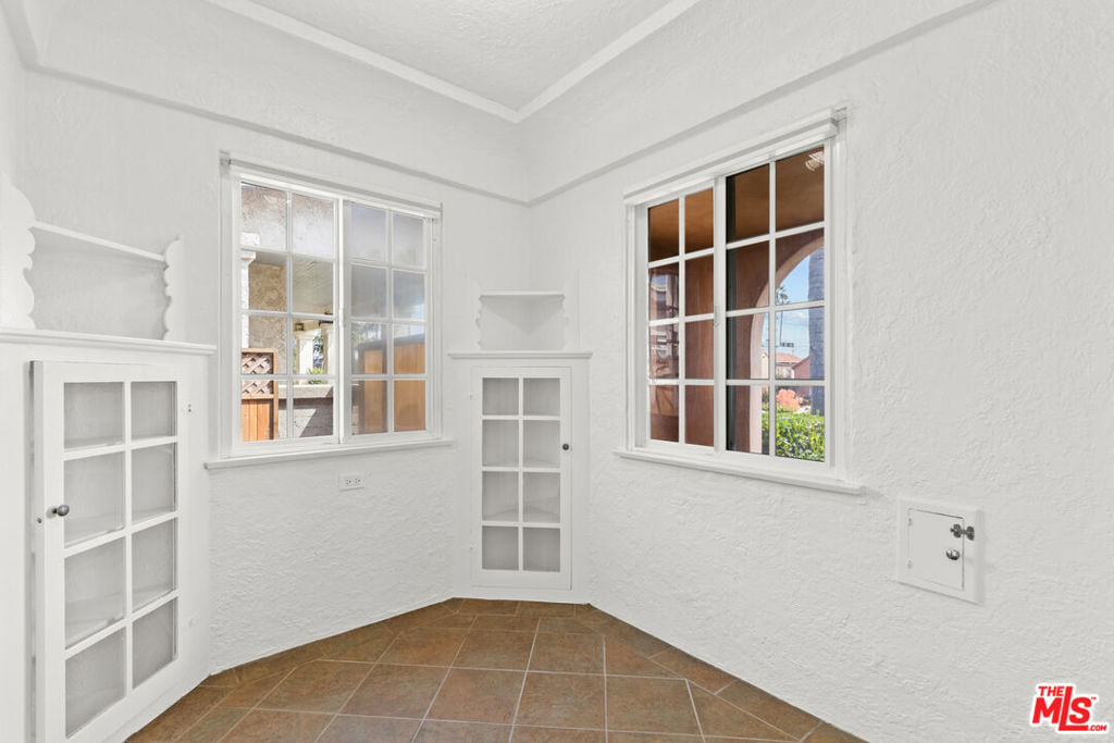 5621 S Mullen Avenue