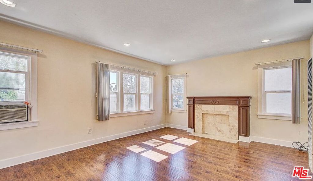 851 W 41st Drive