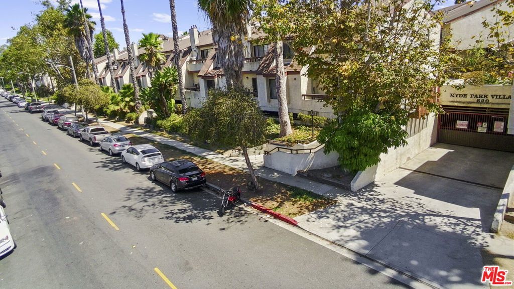 620 W Hyde Park Boulevard 209