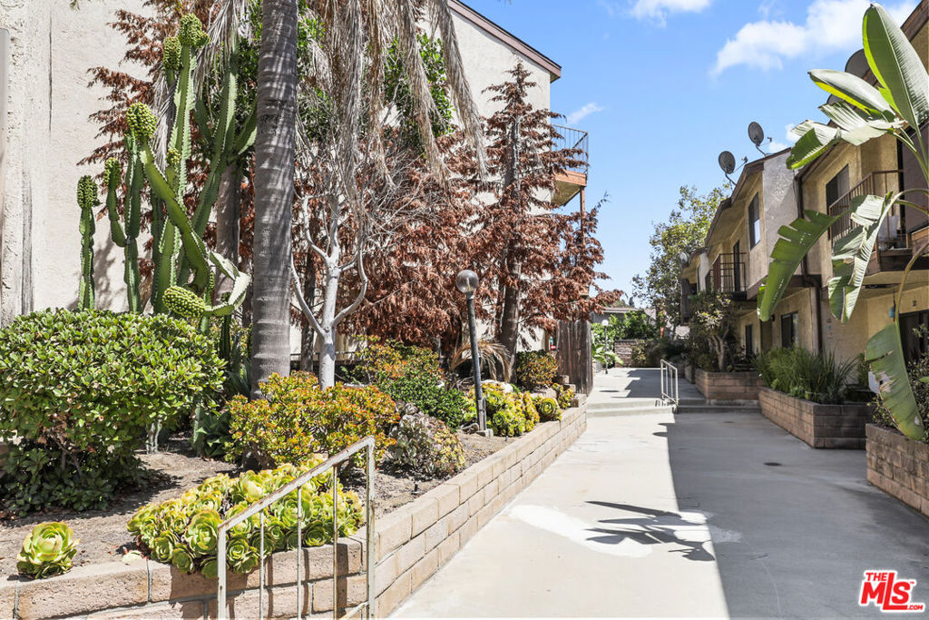 620 W Hyde Park Boulevard 209