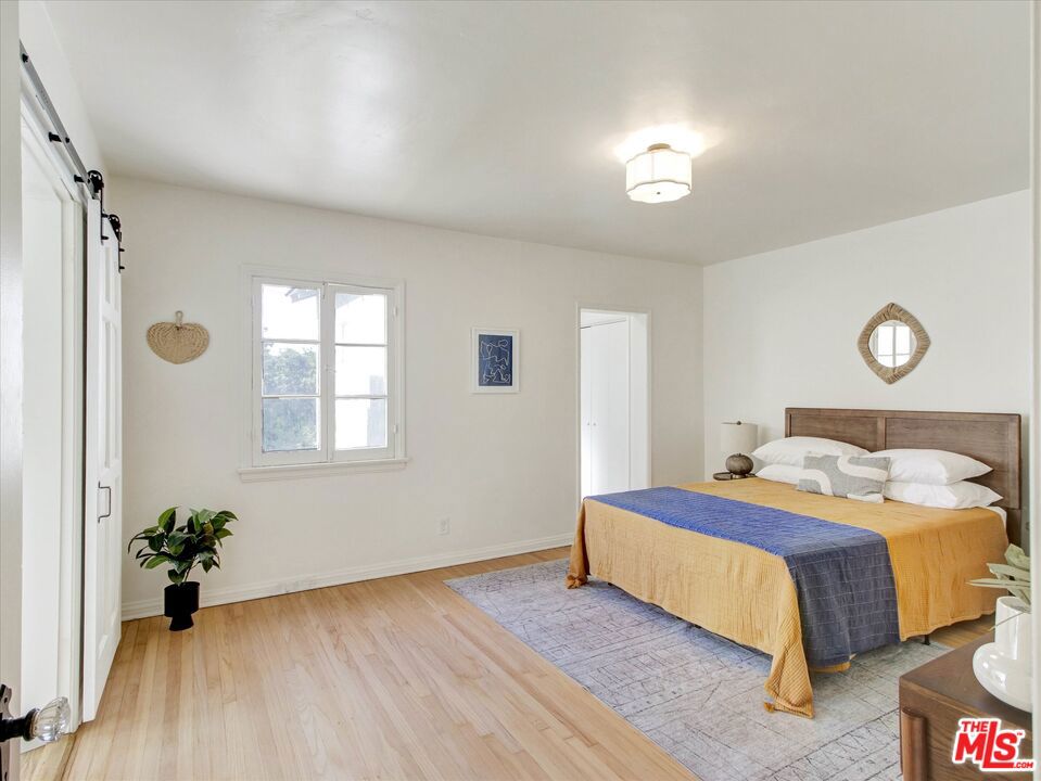 440 W Ellis Avenue
