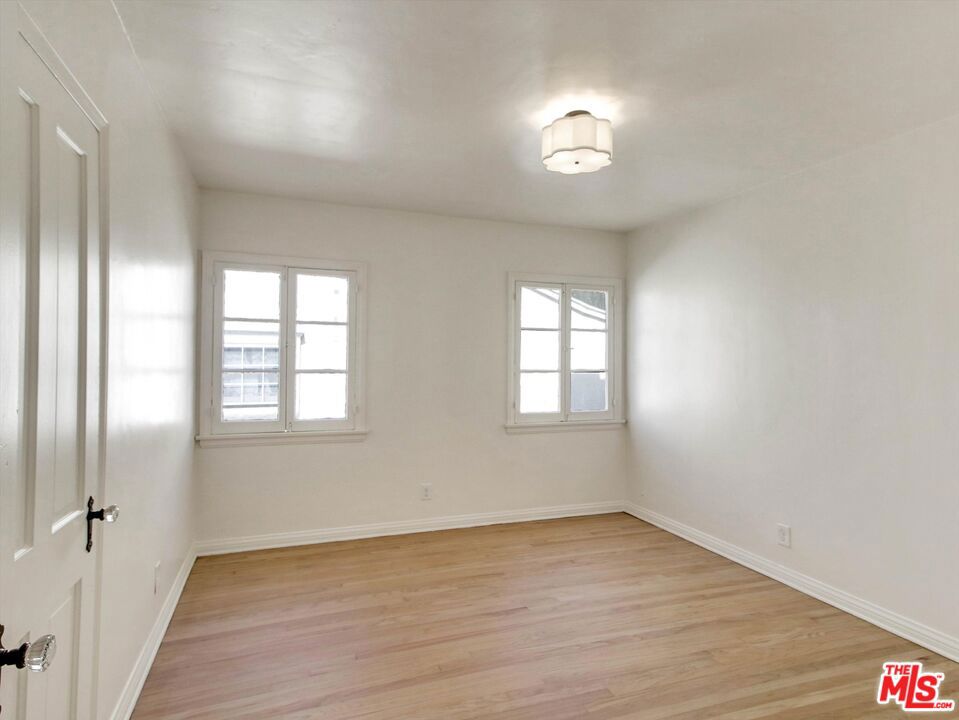 440 W Ellis Avenue