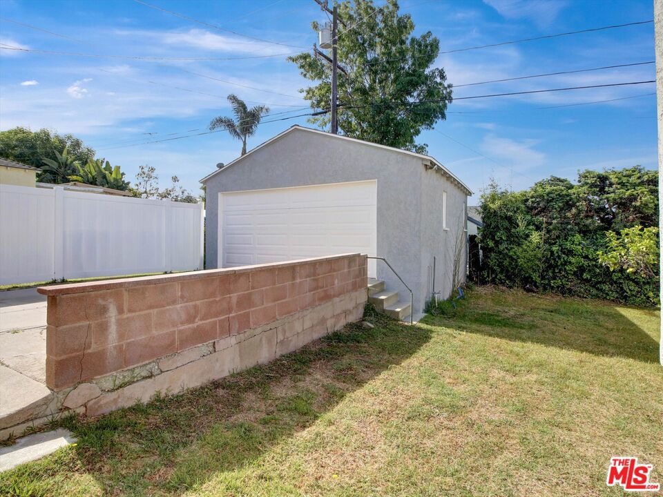 440 W Ellis Avenue