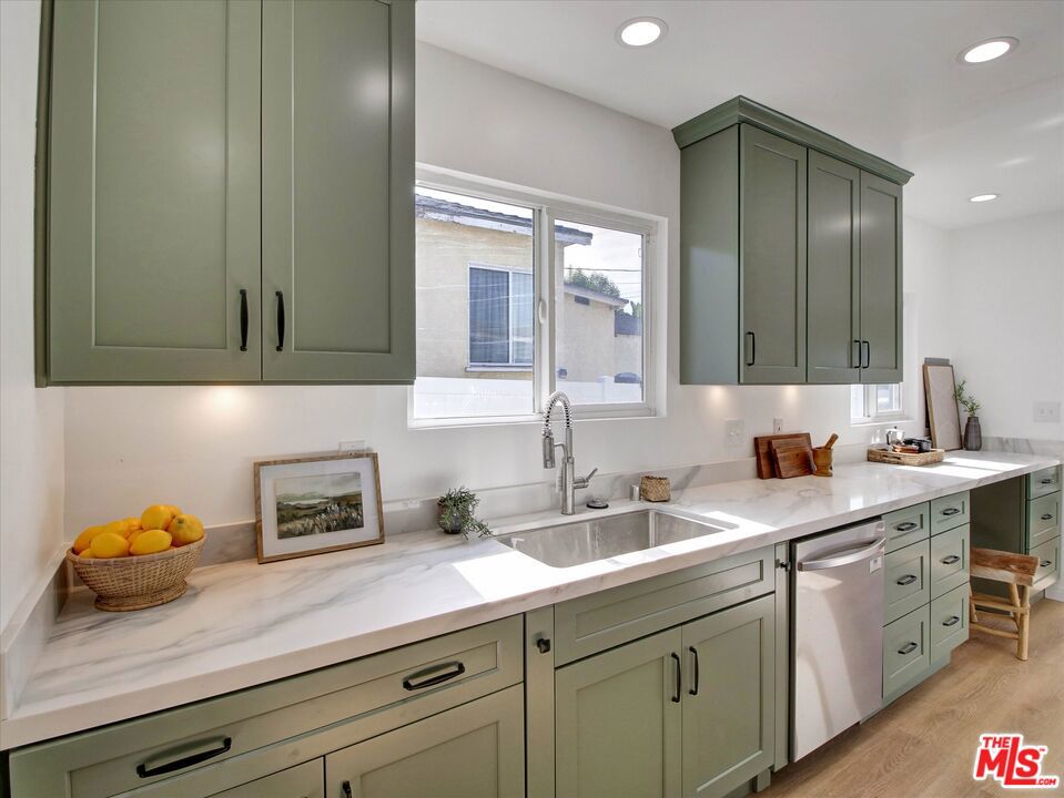 440 W Ellis Avenue