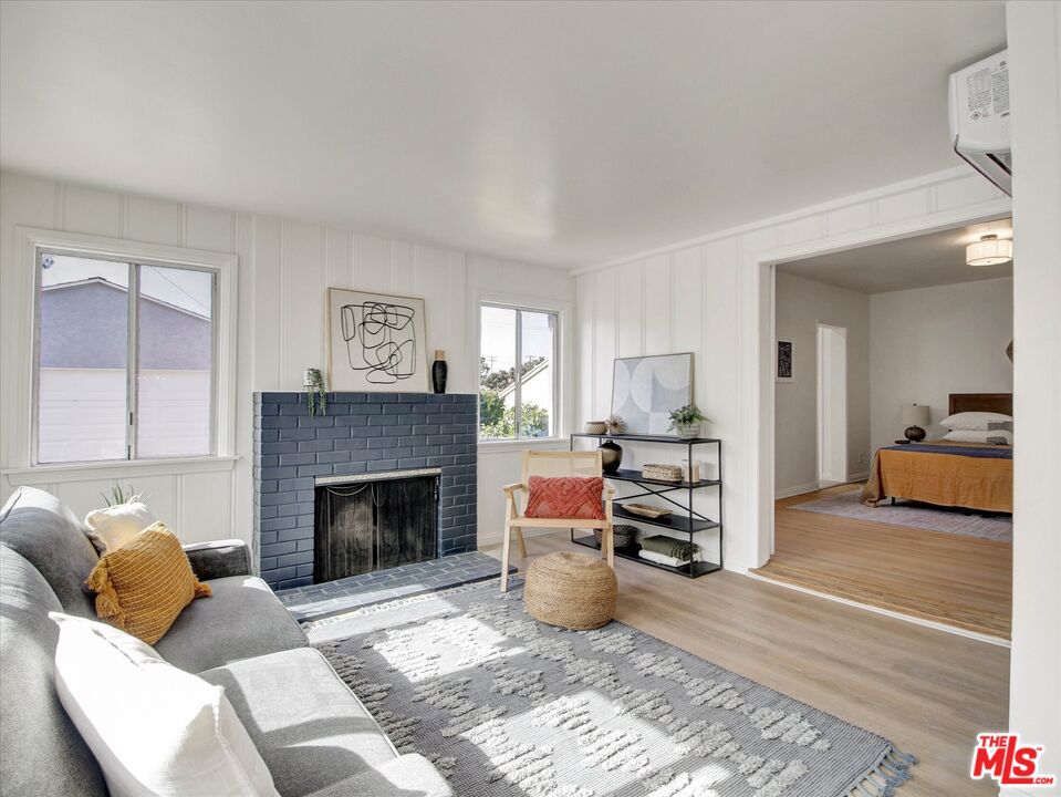 440 W Ellis Avenue