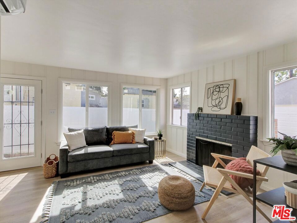 440 W Ellis Avenue