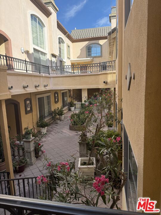 7033 La Tijera Boulevard G101