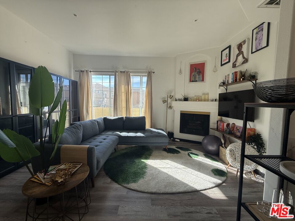 7033 La Tijera Boulevard G101
