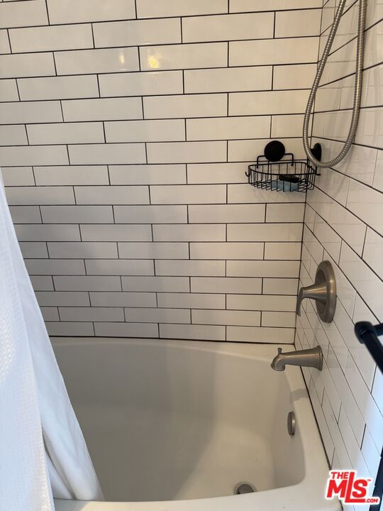 7033 La Tijera Boulevard G101
