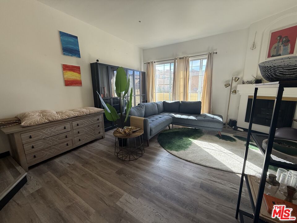 7033 La Tijera Boulevard G101