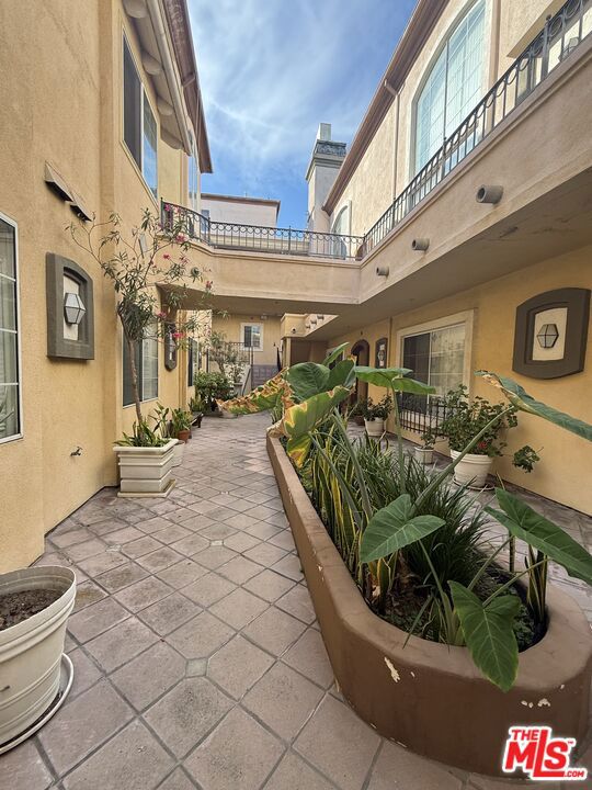 7033 La Tijera Boulevard G101