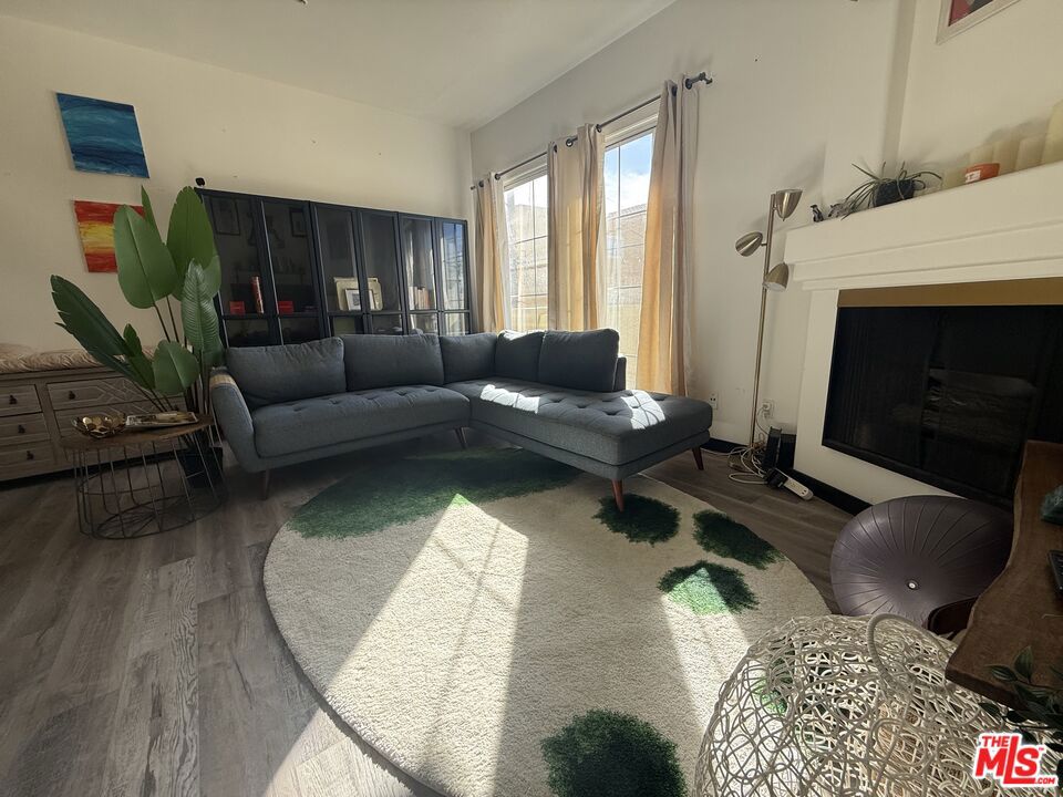 7033 La Tijera Boulevard G101