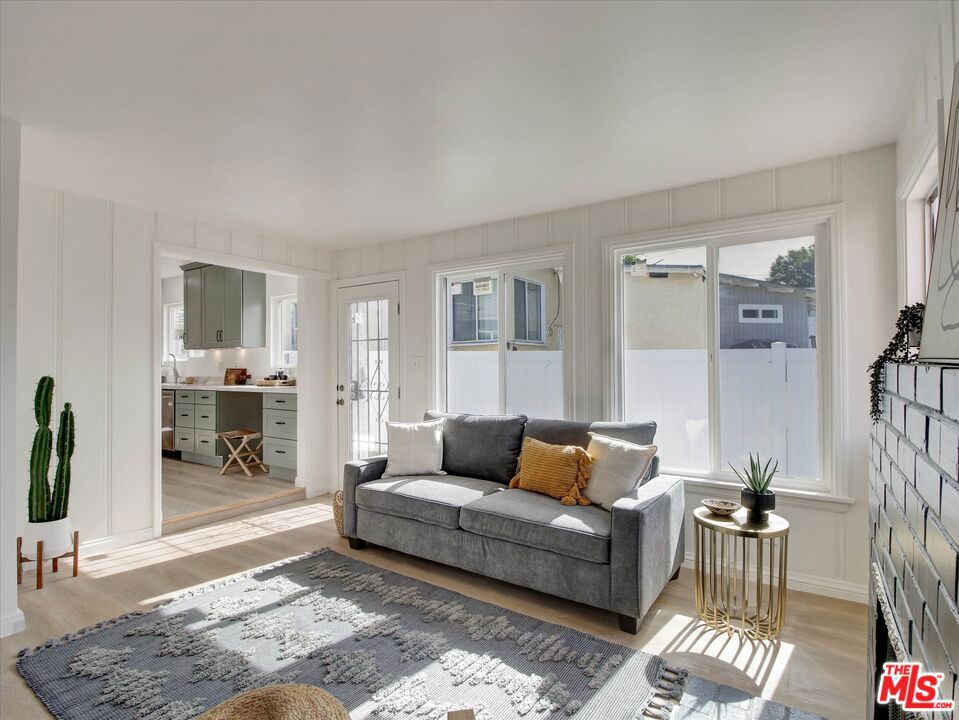 440 W Ellis Avenue